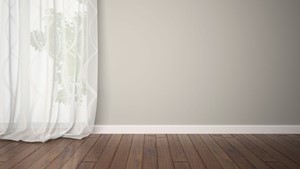 fotografia de pared color gris, con elegante dortina color blanco sobre parquets de color madera oscura